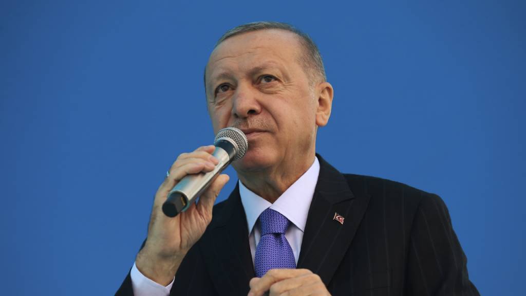 Recep Tayyip Erdogan, Präsident der Türkei und Vorsitzender der AKP, hält auf einem Parteitag der AKP in einem Stadion eine Rede. Foto: Uncredited/Turkish Presidency/AP/dpa