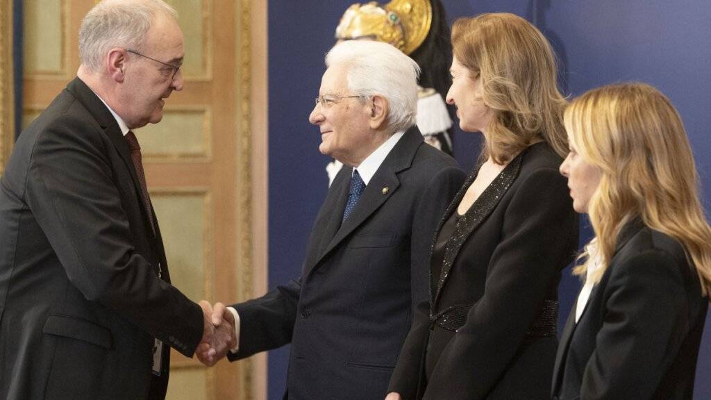 Der italienische Staatspräsident Sergio Mattarella (zweiter von links) begrüsst Bundespräsident Guy Parmelin (ganz links) am Freitagabend in Mailand. Ganz rechts die italienische Ministerpräsidentin Giorgia Meloni.