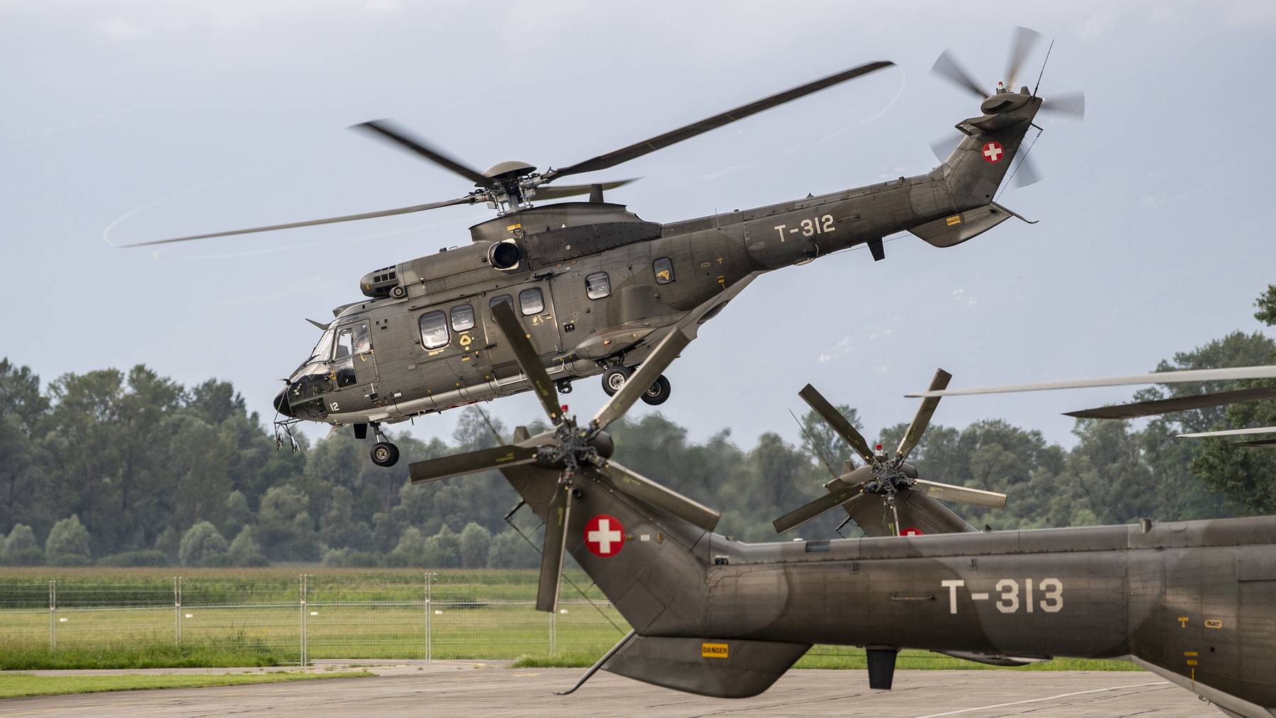 Drei Transporthelikopter 06 (TH06) der Schweizer Armee, besser bekannt als Super Puma, starten auf dem Airport Locarno in Richtung Griechenland, am Samstag, 7. August 2021. Die Schweiz unterstuetzt mit drei Super Puma Helikoptern die Loescharbeiten der Waldbraende in Griechenland.