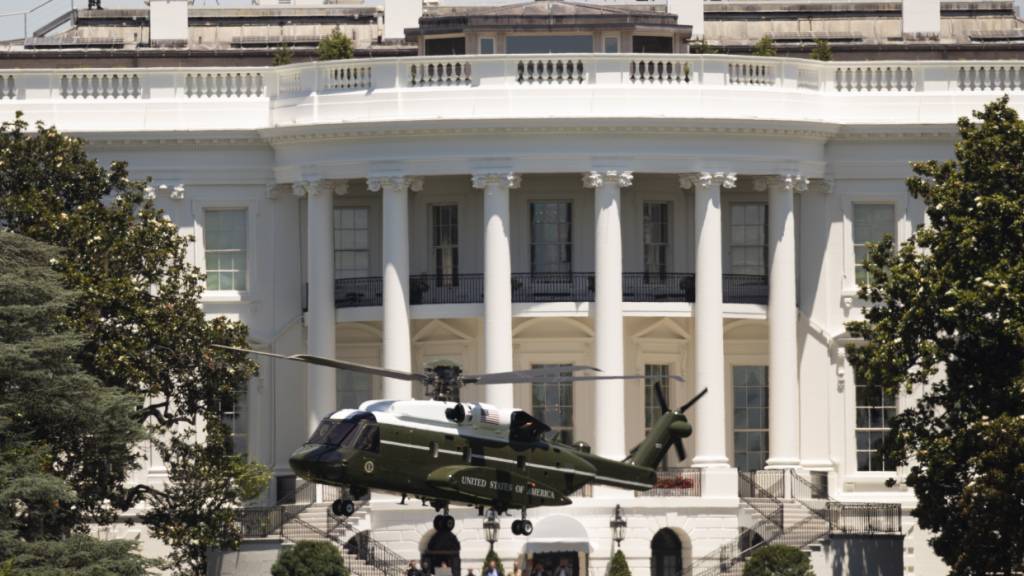 ARCHIV - Ein Hubschrauber vom Typ Sikorsky VH-92 hebt vor dem Weißen Haus ab. Foto: Manuel Balce Ceneta/AP/dpa/Symbolbild