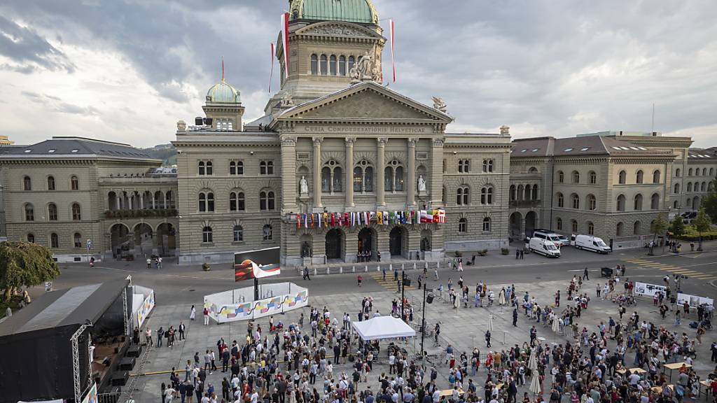 Das Kunstwerk «Tilo» im Giebelfeld, dem Tympanon des Bundeshauses, wurde am öffentlichen Festakt zum 175. Geburtstag der Bundesverfassung und somit der modernen Schweiz am Dienstag pünktlich um 18.48 Uhr enthüllt.