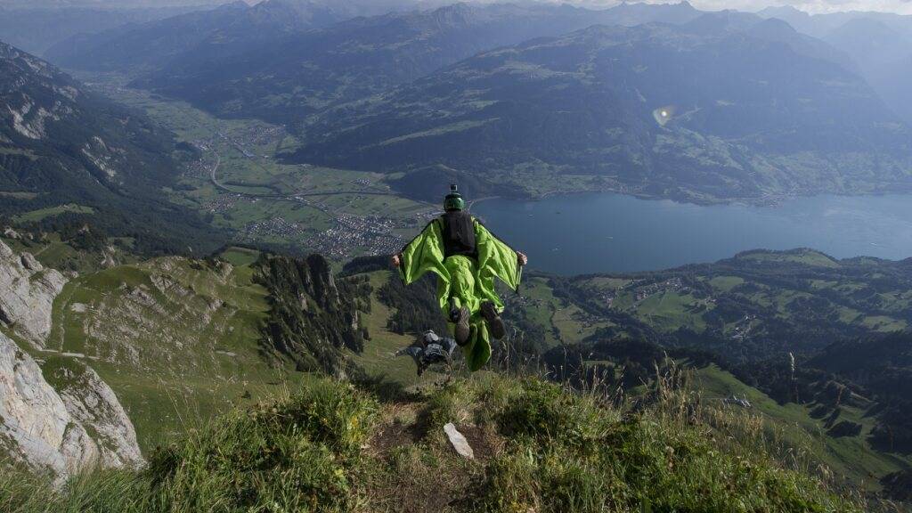 Ein Basejumper springt vom Hinterrugg bei Unterwasser SG in Richtung Walensee. (Symbolbild)