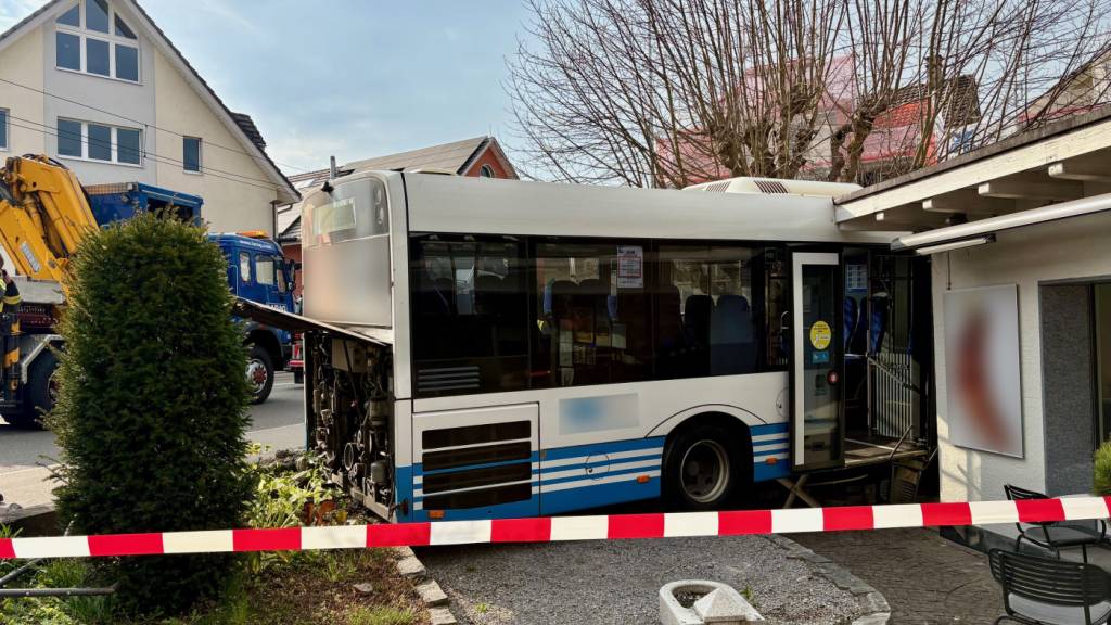 Bus kracht in Münchwilen TG in Bäckerei - keine Verletzten