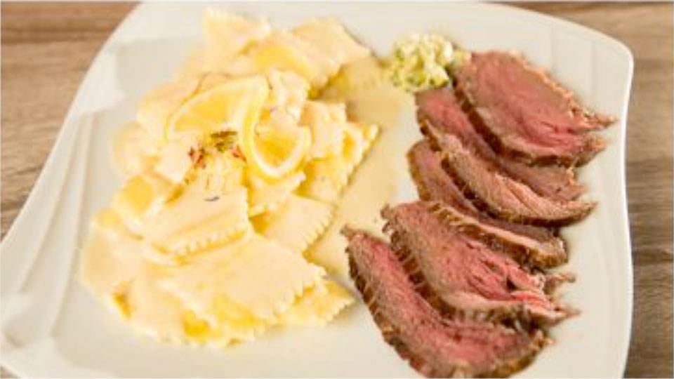 Hausgemachte Limonen-Ricotta-Ravioli an Rahmsauce und Rindsbraten
