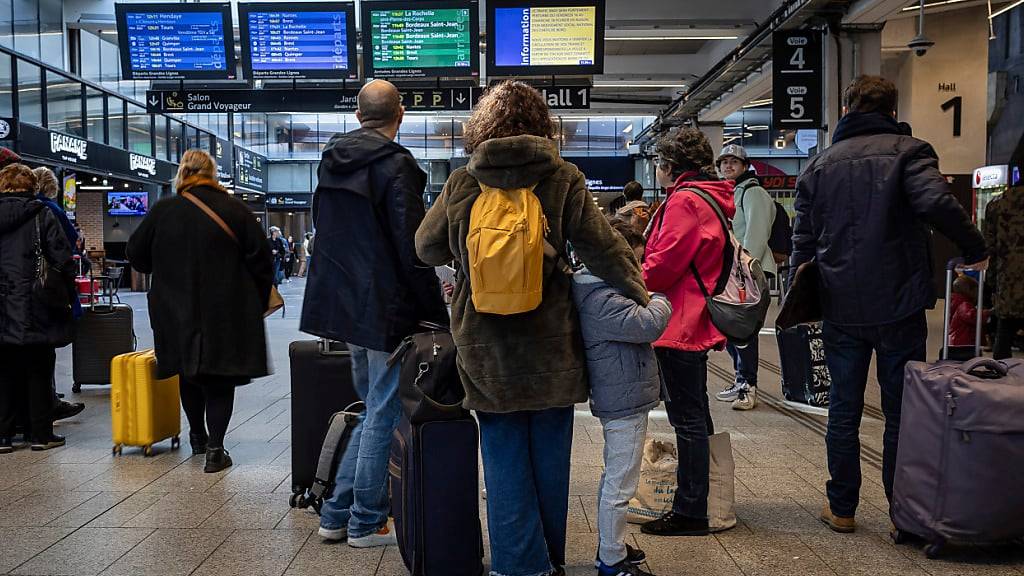 Bis zu 800'000 SNCF-Passagiere sollen von den mutmasslichen Anschlägen auf die Bahn betroffen sein, hier im Pariser Bahnhof Montparnasse.