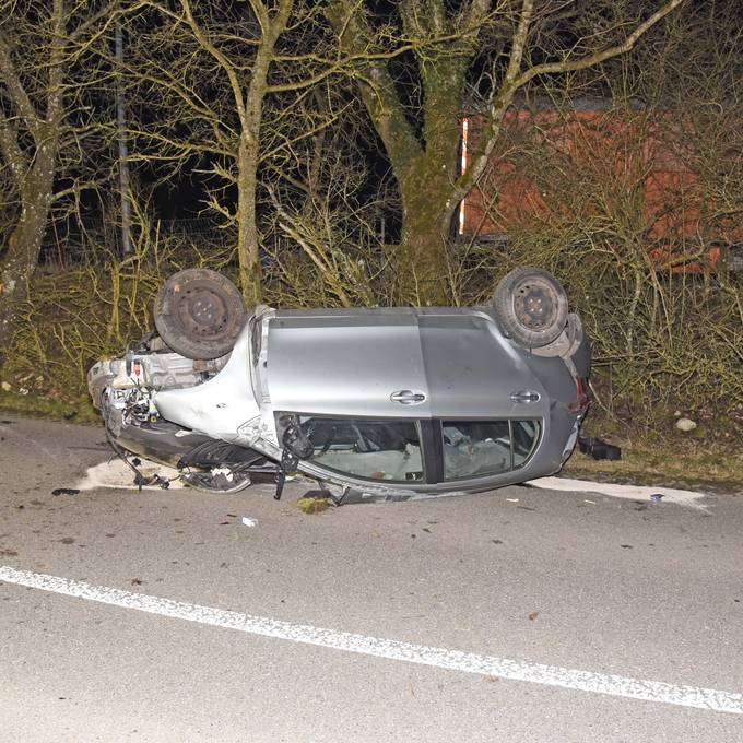 Vier Jugendliche krachen in Baum – Neulenker schwer verletzt