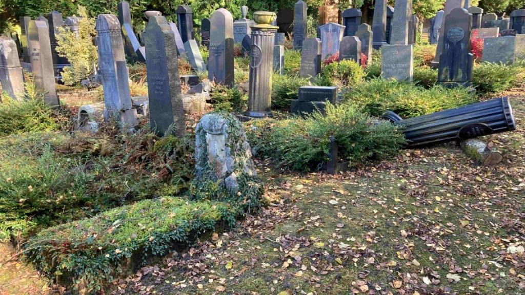 Unbekannte Täter haben in der Nacht auf Sonntag auf dem Neuen jüdischen Friedhof in St. Gallen Grabsteine umgestossen.