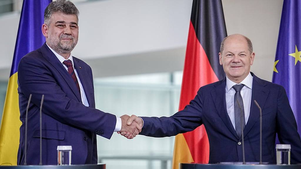 Bundeskanzler Olaf Scholz und Ion-Marcel Ciolacu (l), Ministerpräsident von Rumänien, geben sich im Bundeskanzleramt nach der Pressekonferenz die Hände. Foto: Kay Nietfeld/dpa