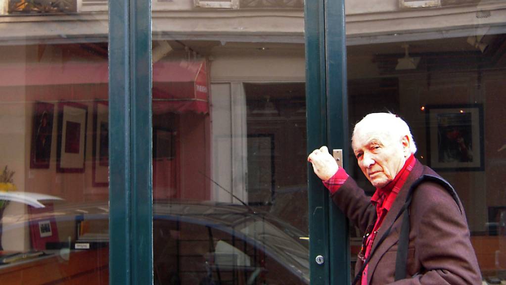 Der deutsche Fotograf Jürgen Schadeberg steht vor einer Galerie in Paris. Schadeberg, der einige der wichtigsten Ereignisse der Apartheid dokumentierte, ist tot.
