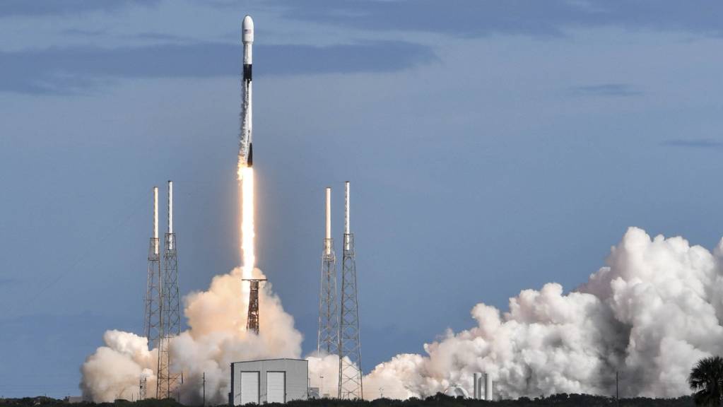 Bringt 60 Mini-Satelliten ins All: Falcon-9-Trägerrakete beim Start vom US-Weltraumbahnhof Cape Canaveral in Florida.
