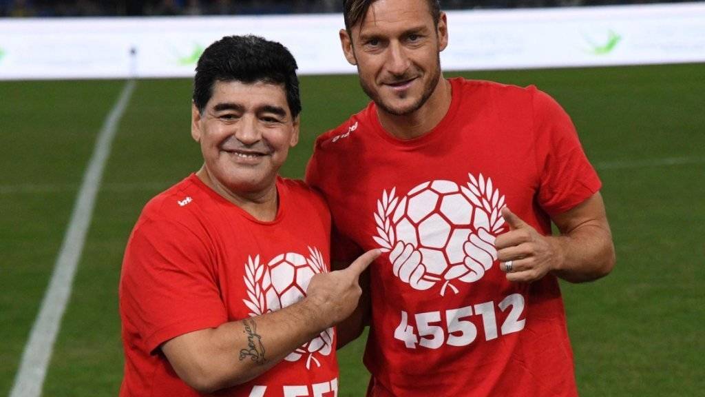 Diego Maradona posiert zusammen mit Francesco Totti für die Fotografen