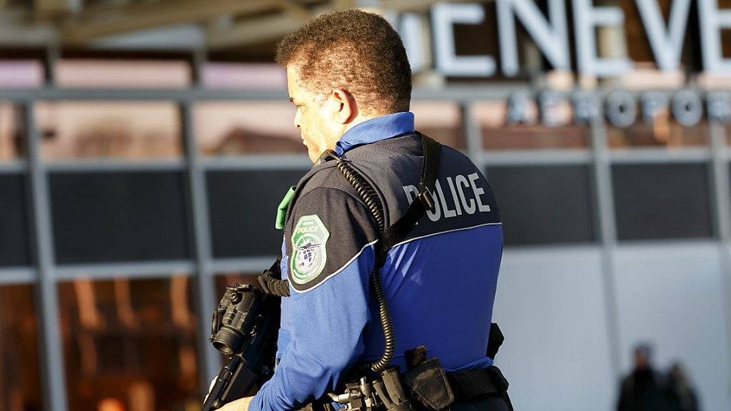 Ein Polizist patrouilliert am Flughafen Genf. (Archiv)