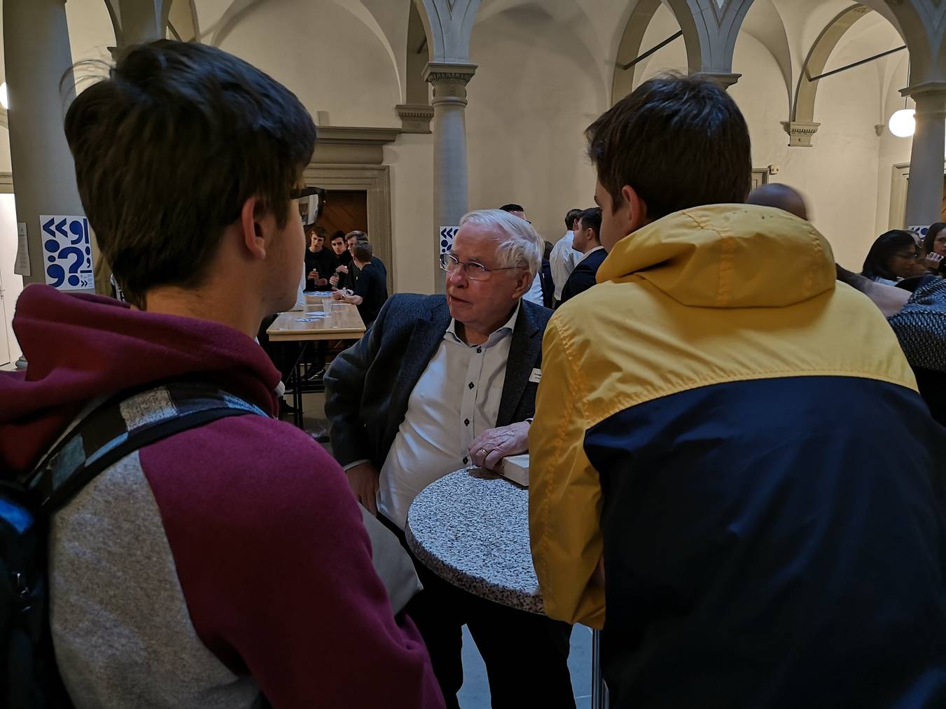 Diskussionen zwischen Generationen im Rahmen der Jugendsession im Luzerner Regierungsgebäude.