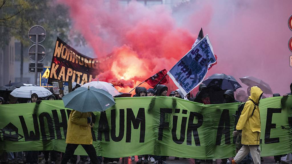Hunderte demonstrierten am Samstagnachmittag in Zürich gegen hohe Mieten.
