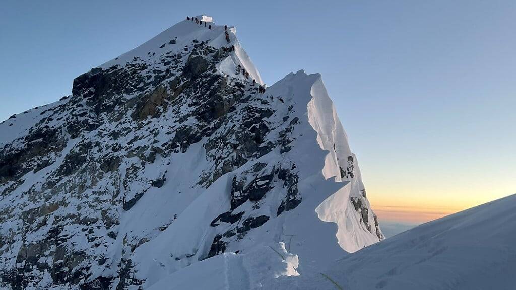 Bergsteiger und Bergführer sind auf dem Mount Everest unterwegs. Foto: Narendra Shahi Thakuri/dpa