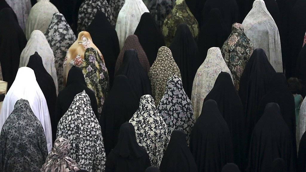 Für eine Protestaktion tragen im Iran für einmal nicht die Frauen Kopftuch, sondern die Männer. (Symbolbild)