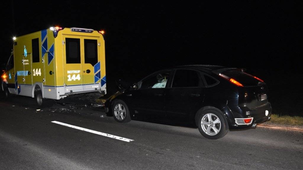 Zwei Rettungssanitäterinnen sind in der Nacht auf Samstag bei einem Unfall in Oberriet SG leicht verletzt worden. Sie sassen im blinkenden Fahrzeug, als ein Auto von hinten in den Rettungswagen knallte.