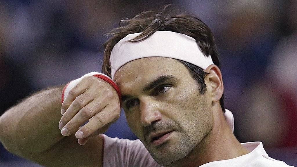 Roger Federer putzt sich den Schweiss von der Stirn