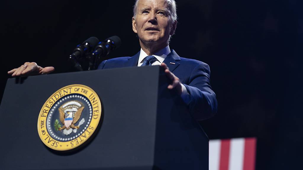 Joe Biden, Präsident der USA, hält eine Rede über Demokratie und das Vermächtnis des verstorbenen Senators McCain im Tempe Center for the Arts. Foto: Evan Vucci/AP/dpa
