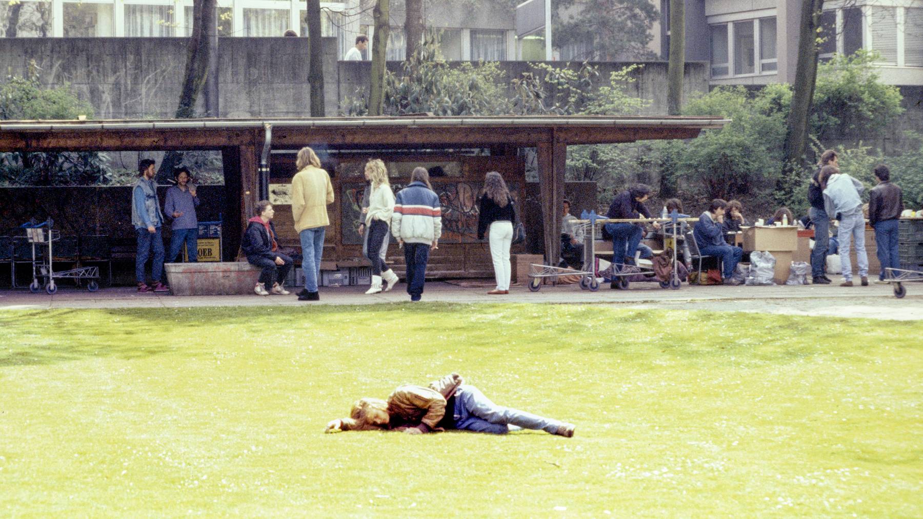 Die offene Drogenszene im Kocherpark in Bern 1992.