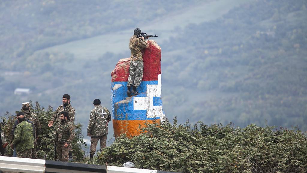 Ein Scharfschütze der Miliz Berg-Karabachs beobachtet das vor ihm liegende Land während eines militärischen Konflikts in der Region Berg-Karabach. Foto: Uncredited/AP/dpa