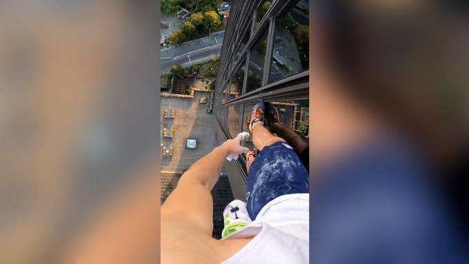 «Hände haben kaum Platz»: Freeclimber klettert ungesichert auf Hochhaus