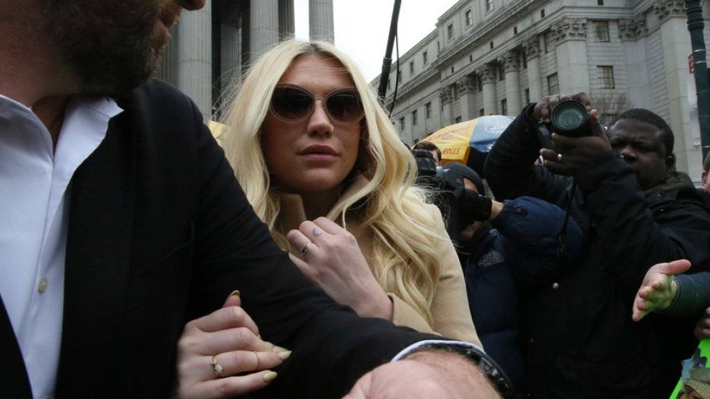 Die Kehrseite des Popstar-Lebens: Kesha (hier beim Verlassen des Gerichts) geht derzeit juristisch gegen ihren Produzenten vor, der sie unter anderem sexuell missbraucht haben soll (Archiv).