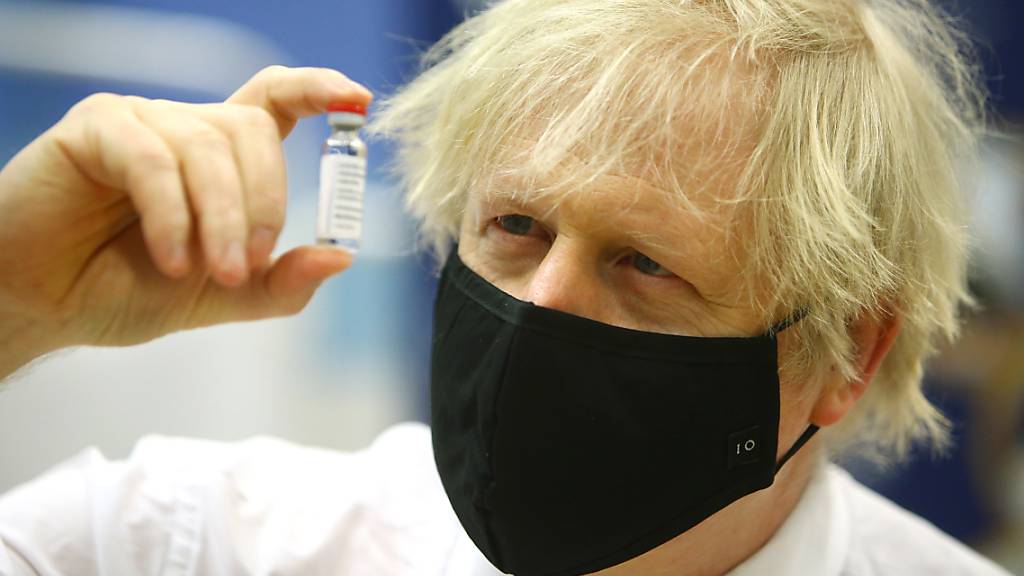 ARCHIV - Premier Boris Johnson hält ein Fläschchen mit dem Corona-Impfstoff von Astrazeneca in der Hand. Foto: Geoff Caddick/PA Wire/dpa