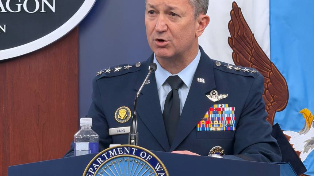 Der Generalstabschef der US-Streitkräfte, General Dan Caine, spricht während einer Pressekonferenz im Pentagon. Foto: Konstantin Toropin/AP/dpa