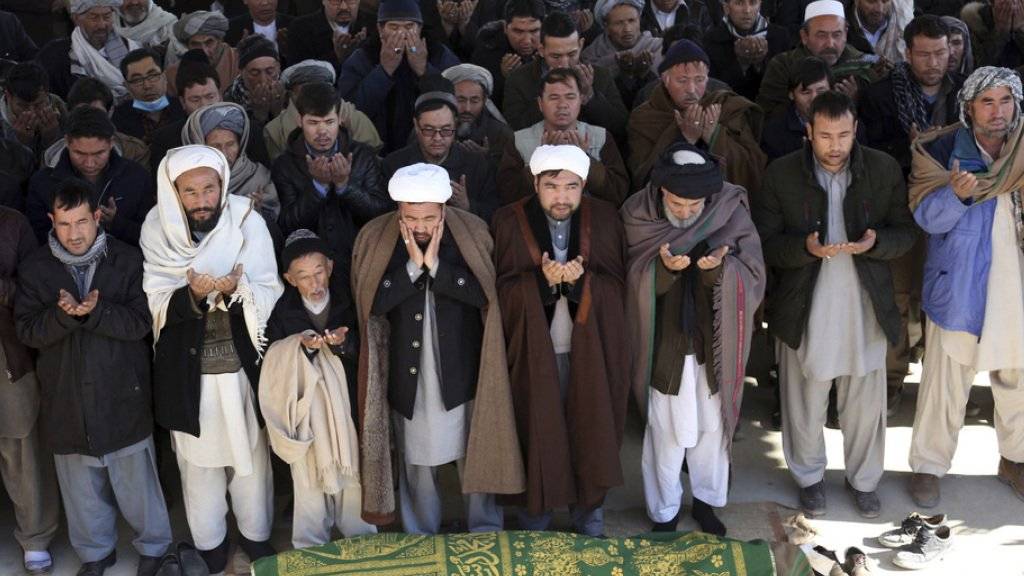 Trauernde Menschen in Kabul im Dezember 2017 für die Opfer eines Selbstmordanschlags.