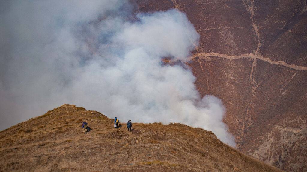 dpatopbilder - Rauch steigt über Hügeln im Norden Irans auf. In den Provinzen Masandaran und Golestan bedrohen Brände den artenreichen Hyrkanischen Wald. Foto: Mehrab Farsad/dpa