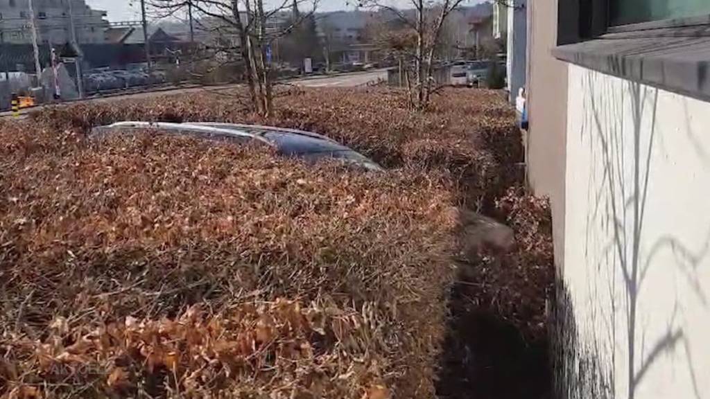 «Falsch» abgebogen: Im Bremgarten landet ein Auto an einer Hausfassade
