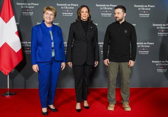 Harris (Mitte) mit Viola Amherd (links) und Wolodymyr Selenskyj (rechts) an der Eröffnungszeremonie auf dem Bürgenstock.