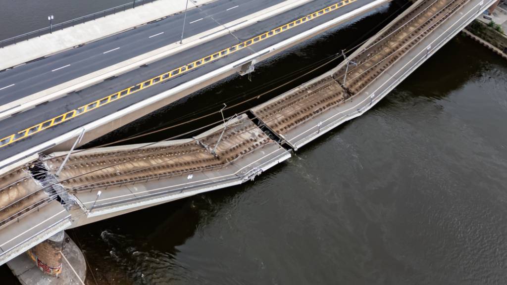 Deutschland hat Nachholbedarf bei der Infrastruktur - wie zuletzt der Einsturz der Carolabrücke in Dresden zeigte. Laut einer neuen Studie sind allein für Autobahnen, Eisenbahn und Energieinfrastruktur rund 400 Milliarden Euro nötig. (Im Bild die eingestürzte Carolabrücke)