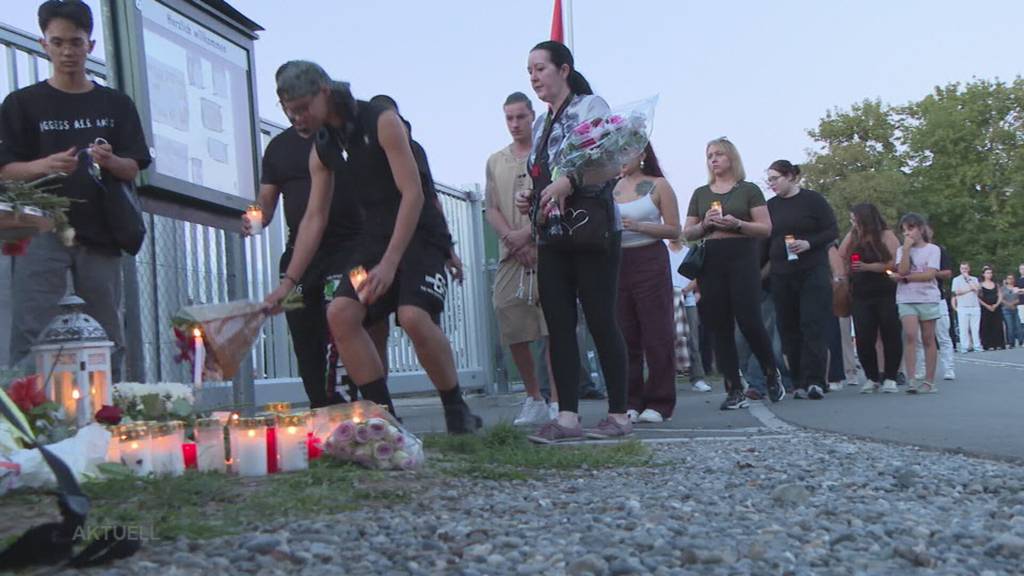 Trauermarsch: Hunderte Menschen gedenken den Amoklauf-Opfern von Aarau