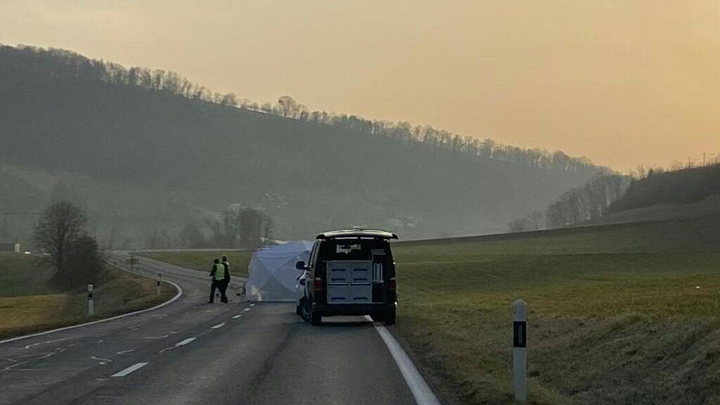 In der Nacht erfasste eine Autolenkerin einen Fussgänger auf der unbeleuchteten Hauptstrasse in Hornussen im Aargau. Der 22-jährige Mann kam ums Leben.