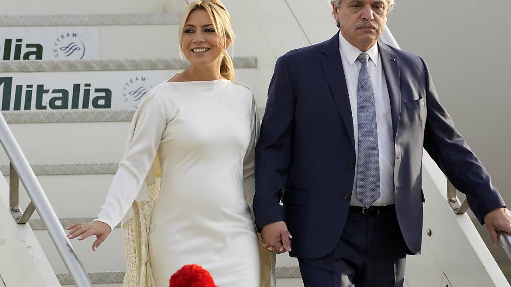 Argentiniens Präsident Alberto Fernandez und seine Lebensgefährtin Fabiola Yanez bei der Ankunft in Rom anlässlich des G20-Gipfels Ende Oktober. Foto: Andrew Medichini/AP/dpa