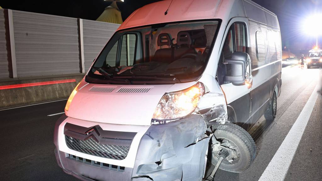 Kollision zwischen Lieferwagen und Auto – eine Person leicht verletzt