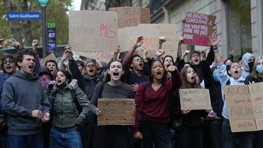 Frankreichs Premier verspricht bessere Schulen, aber kein Geld extra
