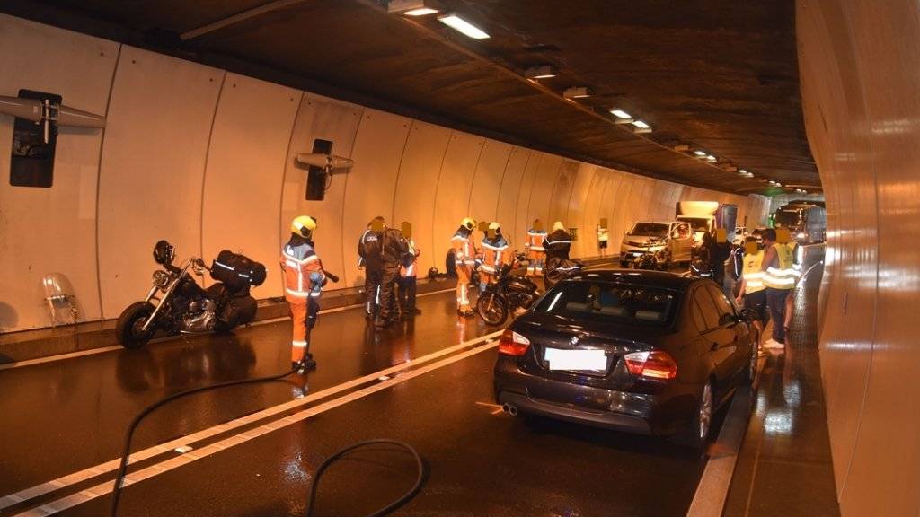 Bei einem Unfall im San Bernardino-Tunnel ist am Samstag eine Motorradfahrerin verletzt worden.