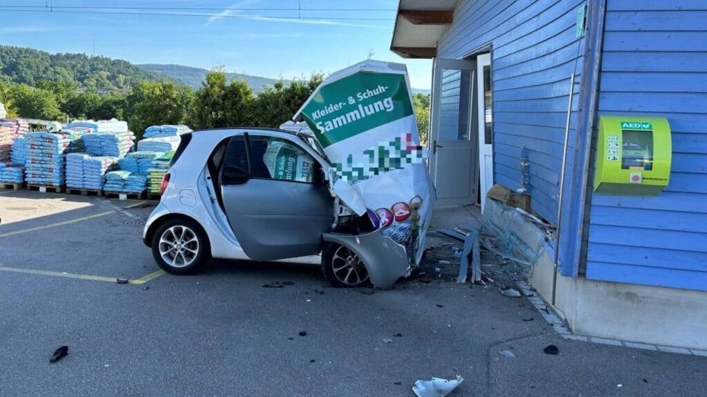 Ein 58-jähriger Lenker landete mit seinem Auto in einem Altkleider-Container. Er erlitt schwere Verletzungen.