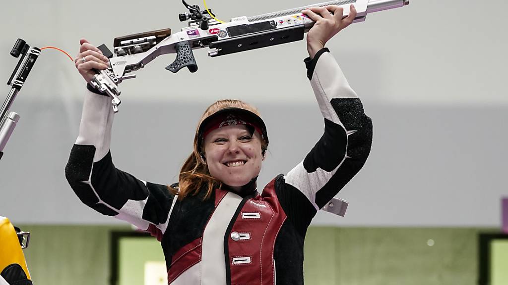 Nina Christen mit ihren Luftgewehr verhilft der Schweizer Olympia-Delegation zum Blitzstart
