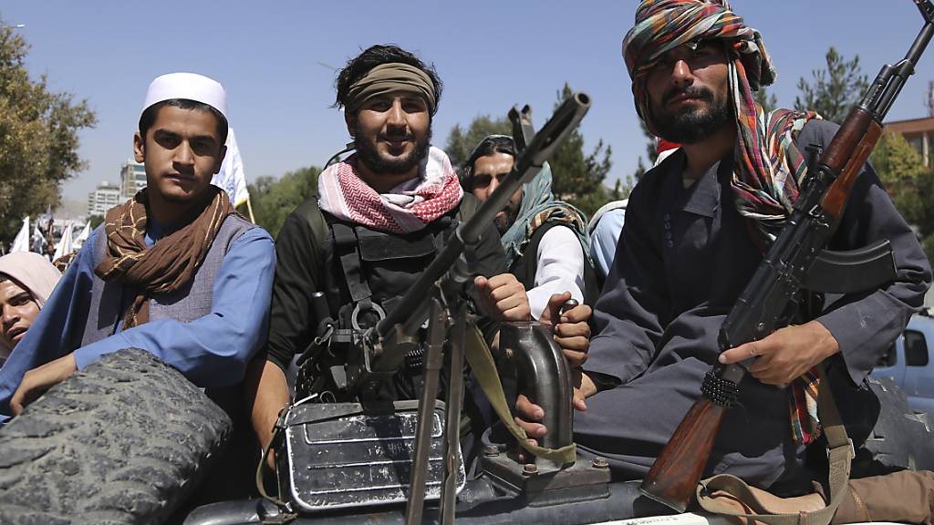 Kämpfer der Taliban patrouillieren anlässlich des zweiten Jahrestags ihrer Machtübernahme. Die Taliban haben den 15. August zu einem nationalen Feiertag erklärt. Foto: Siddiqullah Alizai/AP/dpa