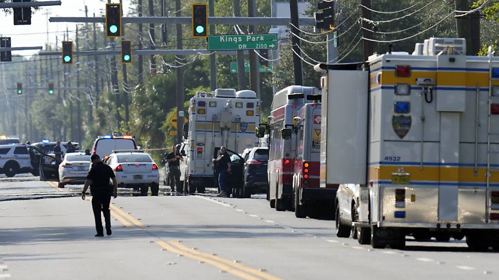 Ermittler sind am Tatort in Jacksonville im Einsatz. Foto: John Raoux/AP/dpa