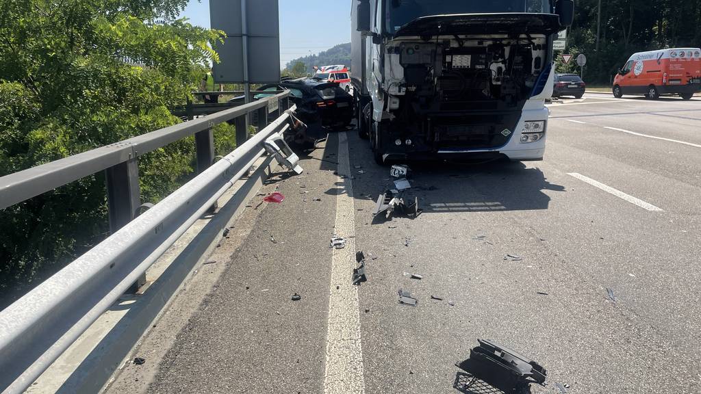 Lastwagen übersehen – Verkehrsunfall fordert Schwerverletzte