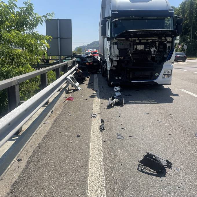 Lastwagen übersehen – Verkehrsunfall fordert Schwerverletzten