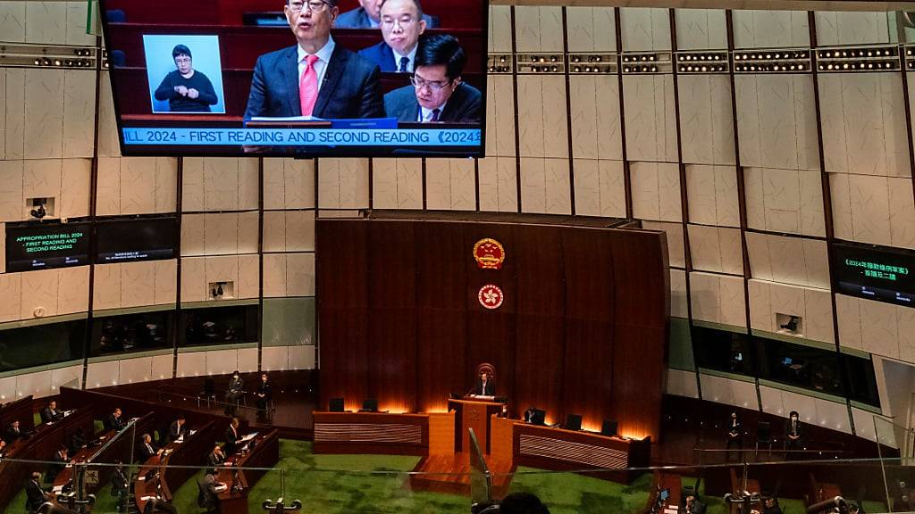 ARCHIV - Hongkongs Finanzminister Paul Chan hält die jährliche Haushaltsrede im Legislativrat in Hongkong. Der Legislativrat verabschiedete das neue und umstrittene Sicherheitsgesetz in der chinesischen Sonderverwaltungsregion. Foto: Louise Delmotte/AP/dpa
