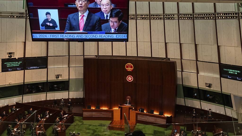 ARCHIV - Hongkongs Finanzminister Paul Chan hält die jährliche Haushaltsrede im Legislativrat in Hongkong. Der Legislativrat verabschiedete das neue und umstrittene Sicherheitsgesetz in der chinesischen Sonderverwaltungsregion. Foto: Louise Delmotte/AP/dpa