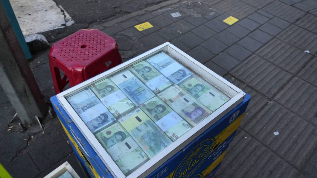 ARCHIV - Iranische Banknoten werden von einem Geldwechsler auf dem Ferdowsi-Platz, Teherans wichtigstem Treffpunkt für den Geldwechsel, in der Innenstadt von Teheran ausgestellt. Foto: Vahid Salemi/AP/dpa