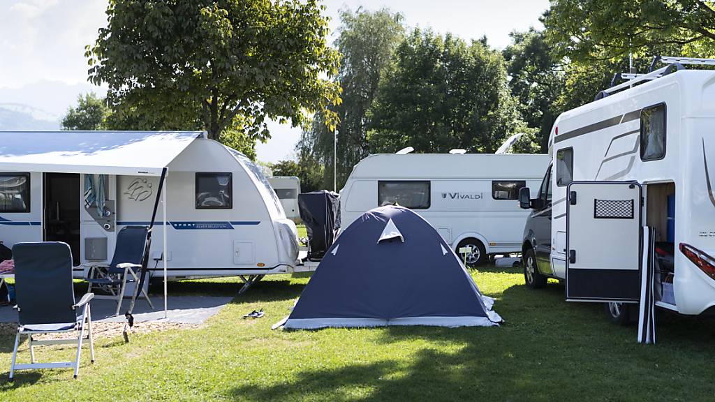 Die Zahl der Logiernächte in der Parahotellerie sind in der Schweiz im zweiten Quartal leicht auf 3,73 Millionen angestiegen. Gut zwei Drittel davon gehen auf das Konto von Schweizer Gästen.(Symbolbild)